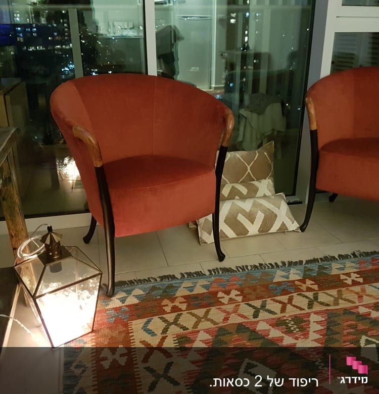 שני כיסאות מרופדים ליד כרית על הרצפה